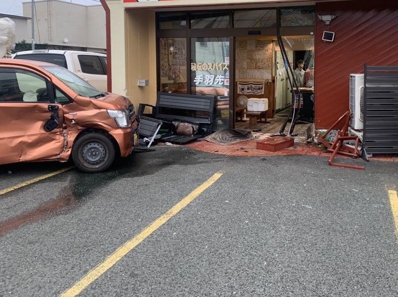 ｢パニックでアクセル踏み、店がぐちゃぐちゃ｣80代男性運転の軽自動車が突っ込む 乗用車と衝突した衝撃で店舗に