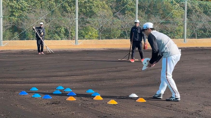 自らマーカーコーンを並べる門脇誠選手