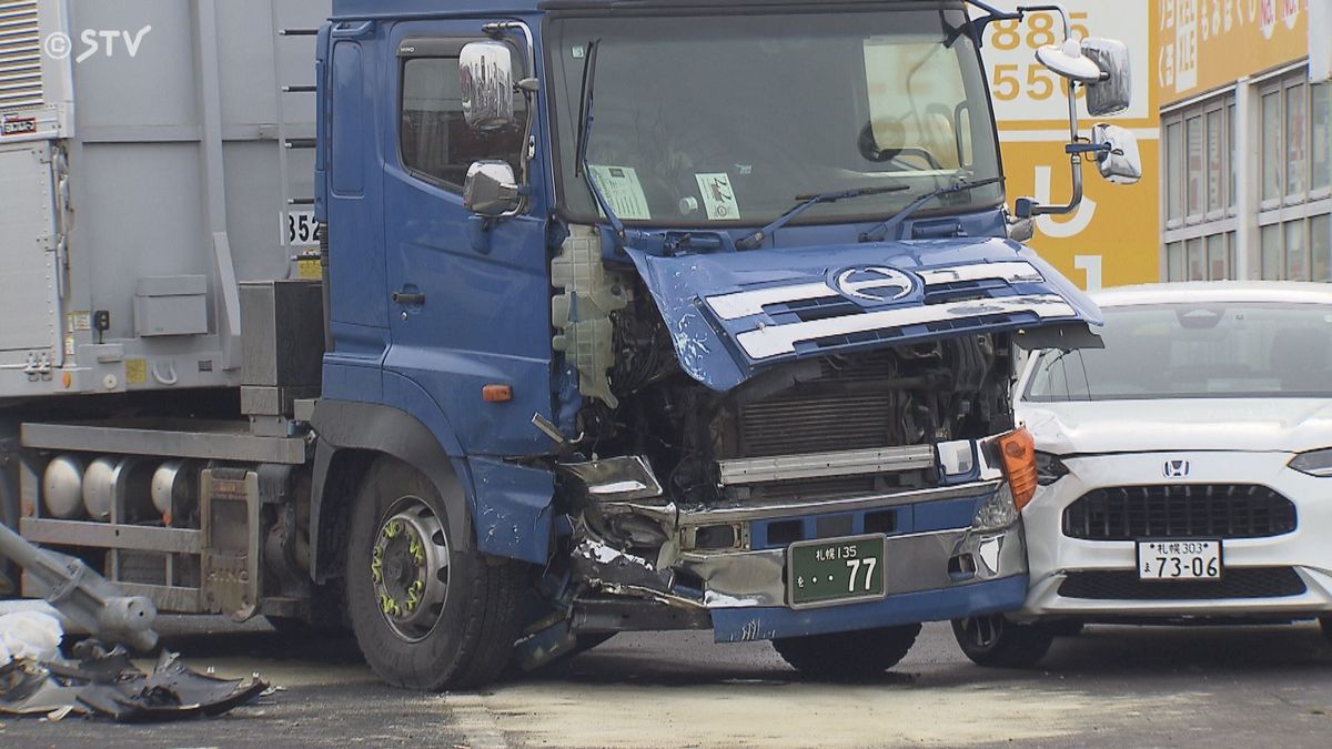 【続報】トレーラーと乗用車の正面衝突　乗用車が対向車線にはみ出したか　運転手が病院搬送　札幌市清田区