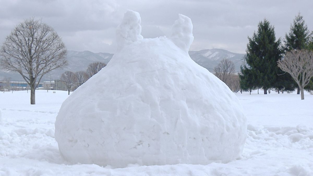 公園に突如現れた“巨大雪像”　その正体は…？　青森県青森市