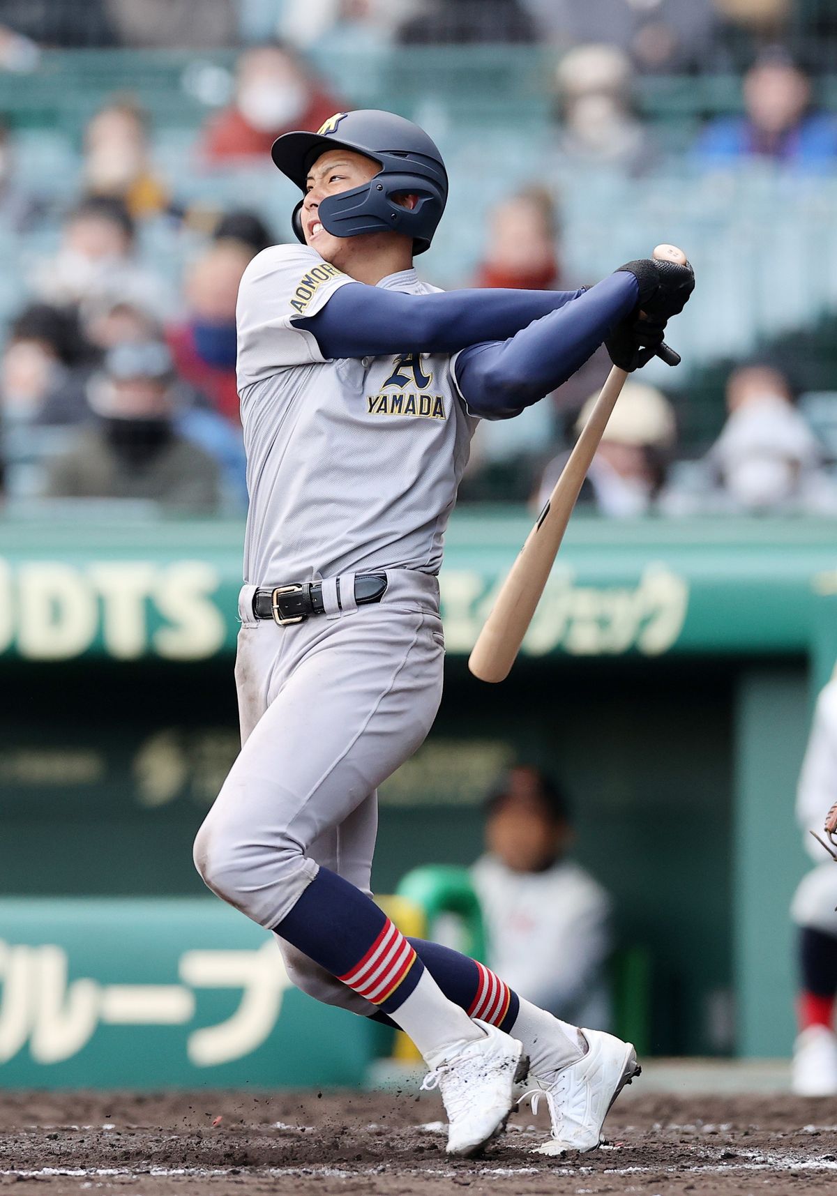 木製バットで三塁打を放った青森山田の吉川勇大選手(写真:時事)