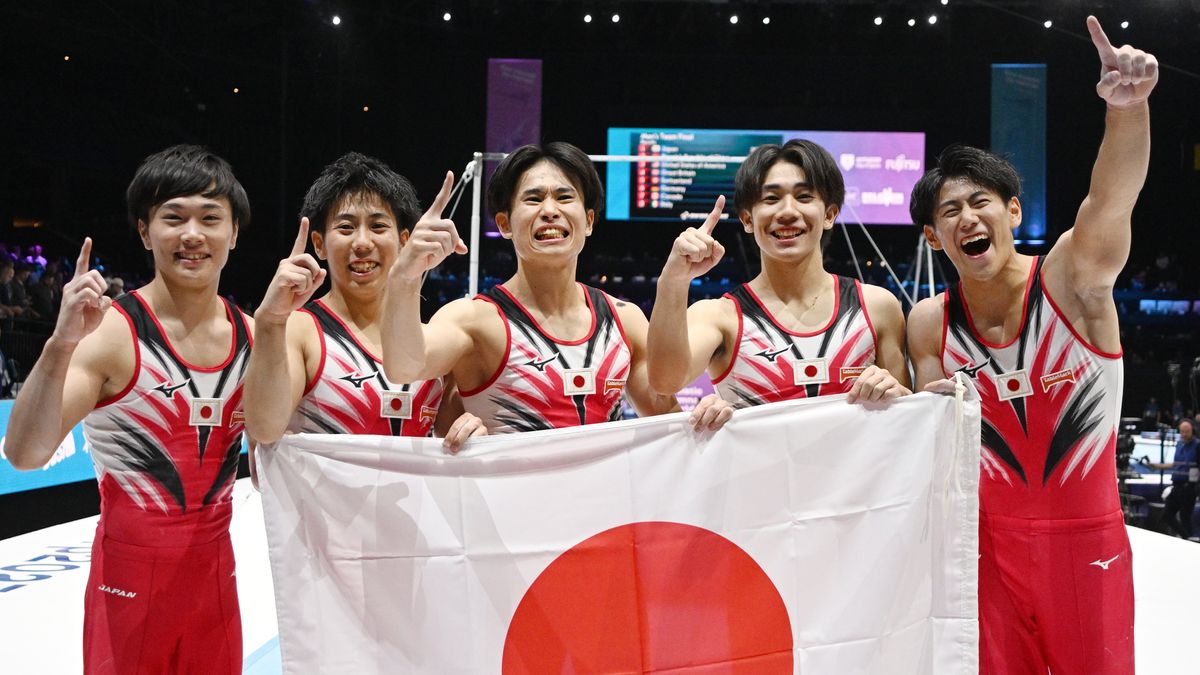 世界選手権で8年ぶりに団体金メダルを獲得した体操男子日本代表(写真：松尾/アフロスポーツ)