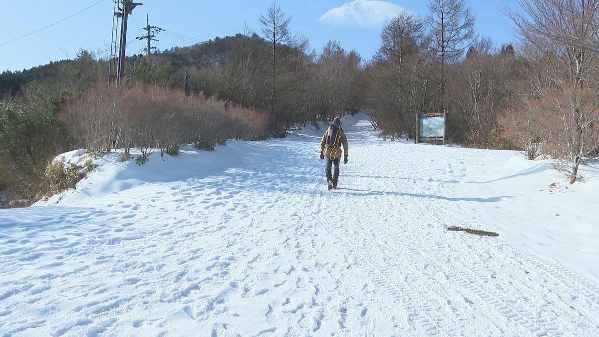 石鎚山中腹の「成就社」への道は一面雪景色…雪を心待ちにした登山者の姿も