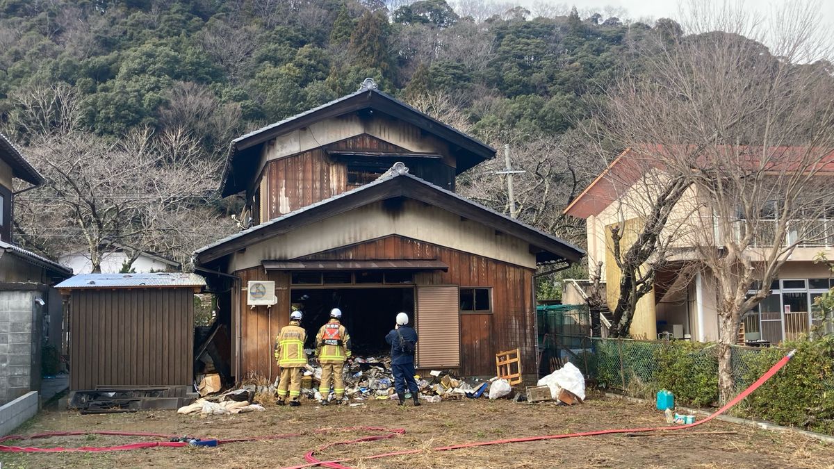 小浜市で住宅1棟全焼の火事　住人の男性が顔にやけど　命に別条なし