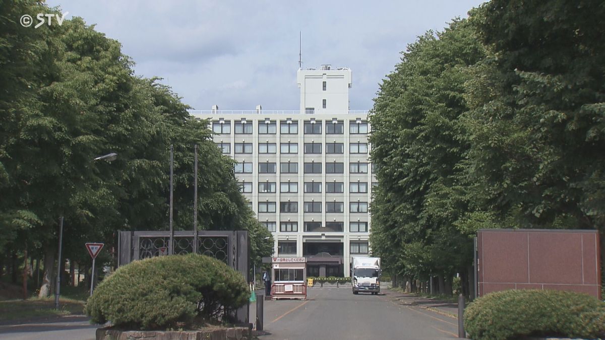 【山から降りて来たのかー】札幌大学敷地内にオスのシカ1頭迷い込む 学生らに注意連絡 札幌市