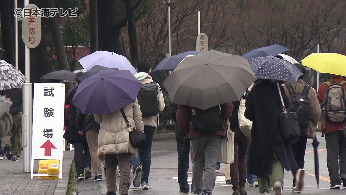 緊張した表情で試験に臨む　国公立大学の後期日程試験始まる