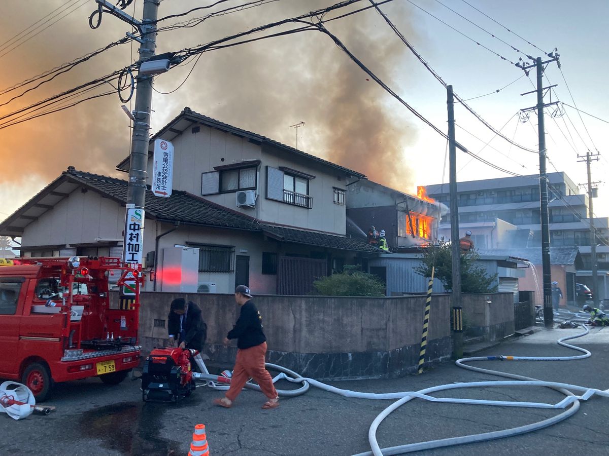 福井市の住宅で火事　住宅2棟を全焼　隣接のアパートの壁も焼く　けが人なし