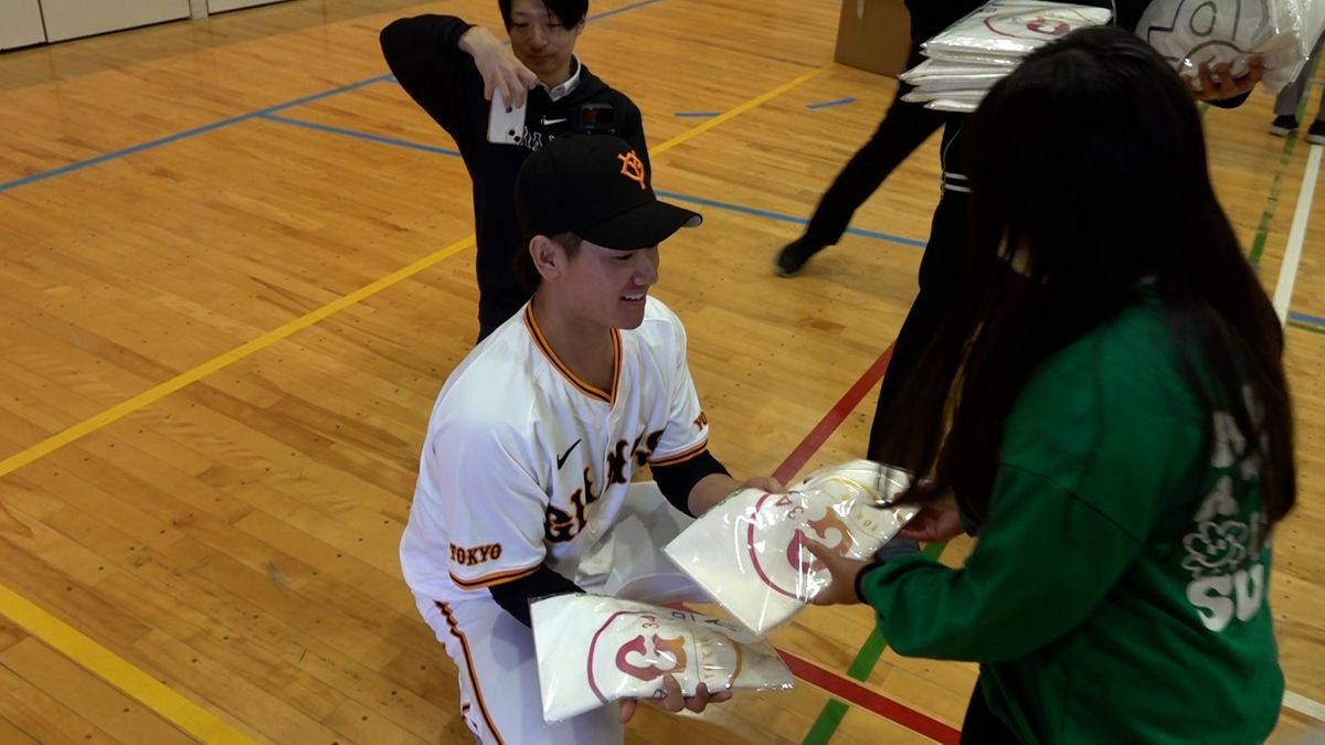 【巨人】井上温大＆喜多隆介が小学校訪問　授業見学した井上は「今になって先生のすごさを感じました」