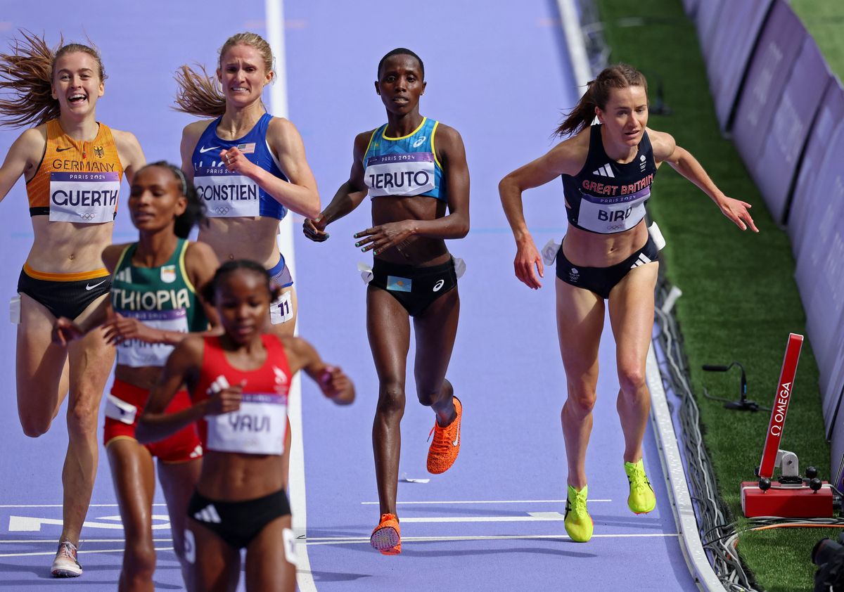 フィニッシュの瞬間 0.01秒差で決勝進出に明暗（写真:ロイター/アフロ）