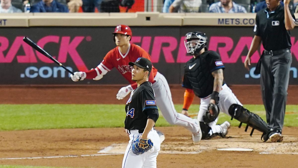 エンゼルス大谷翔平選手にツーベースを許すメッツ千賀滉大投手(写真：日刊スポーツ/アフロ)