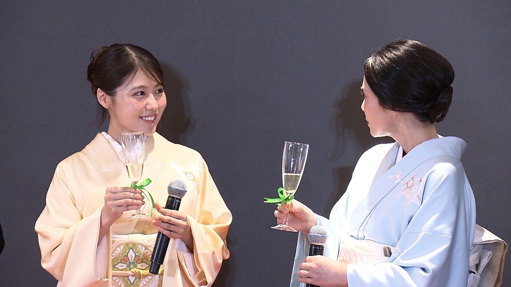 イベントでは緑茶をシャンパングラスで乾杯