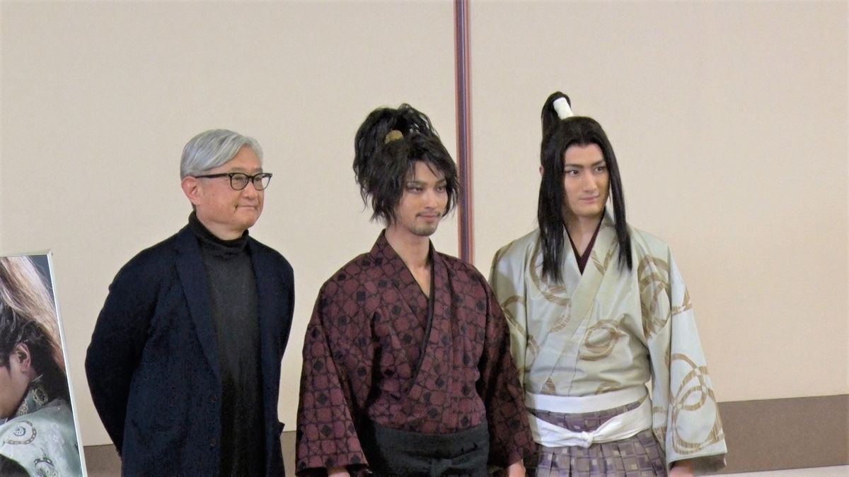 （左から）舞台演出の堤幸彦さん、横浜流星さん、中村隼人さん