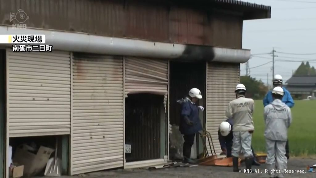 南砺市の貸車庫で火事　建物と車を焼く