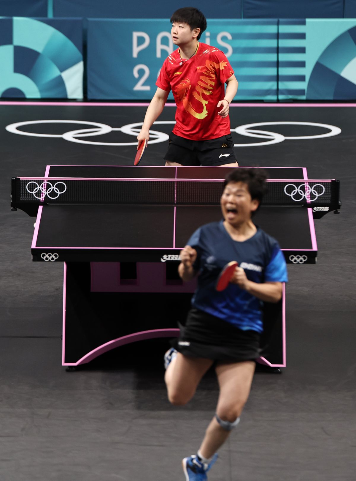 得点を入れジャンプして喜ぶニー・シャーリエン選手(写真：新華社/アフロ)