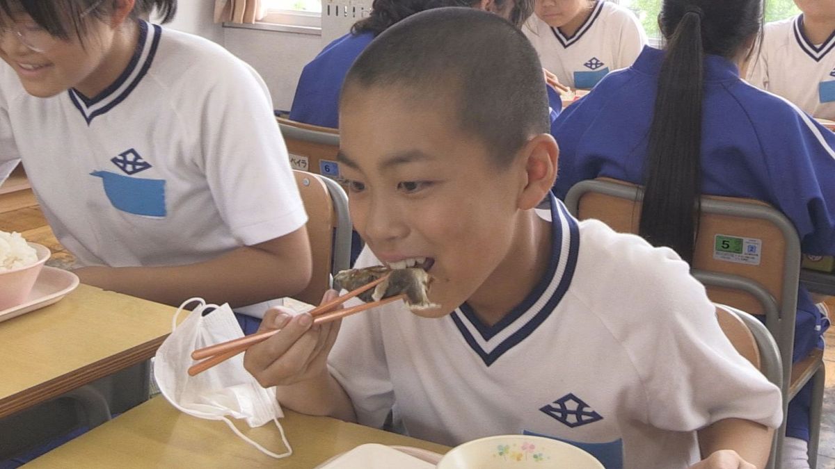 給食にアユの塩焼き　頭からかぶりつき「少し苦かった」　生態や食文化を学ぶ　日野川漁協が越前市内の小学校に提供