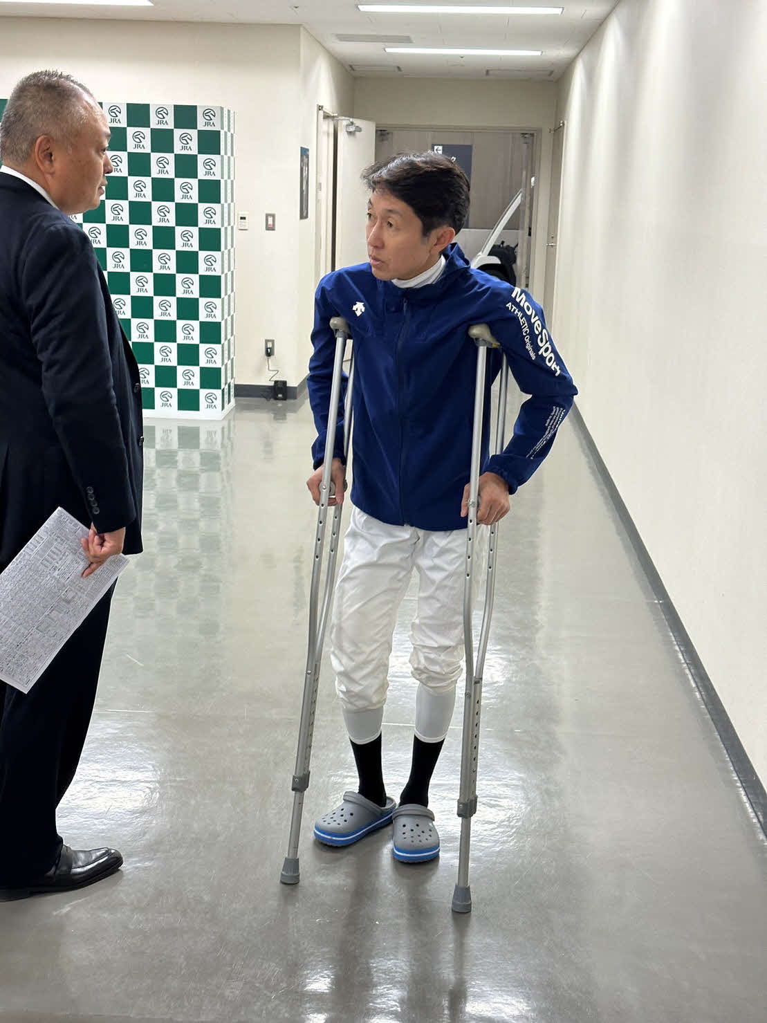 10月29日東京5R新馬戦後、右足を負傷した武豊騎手(写真:日刊スポーツ/アフロ)
