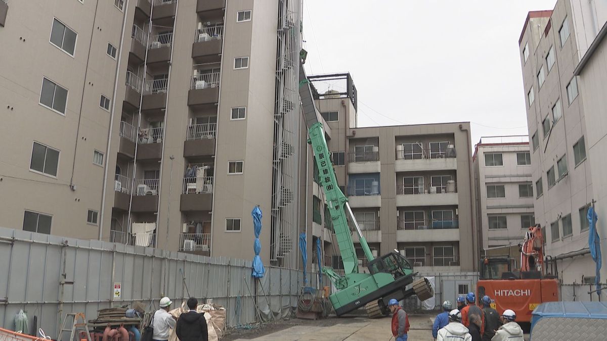 クレーン車が倒れて隣のマンションの壁を突き破る　住人の80代女性が転倒して軽傷　大阪・西成区