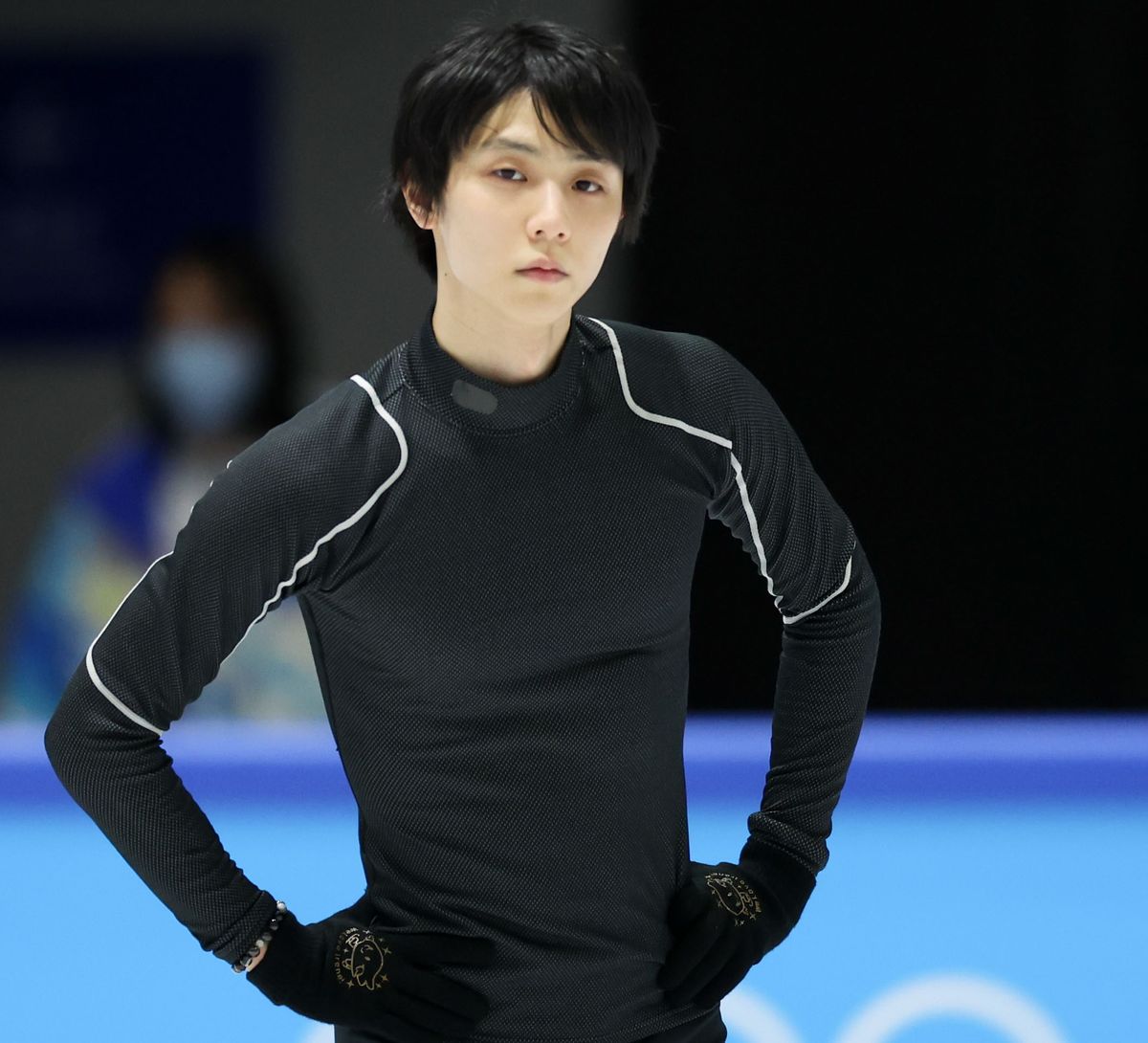 羽生結弦が「3」ポーズ　現地での初練習を終えて充実の表情　五輪3連覇へ期待高まる