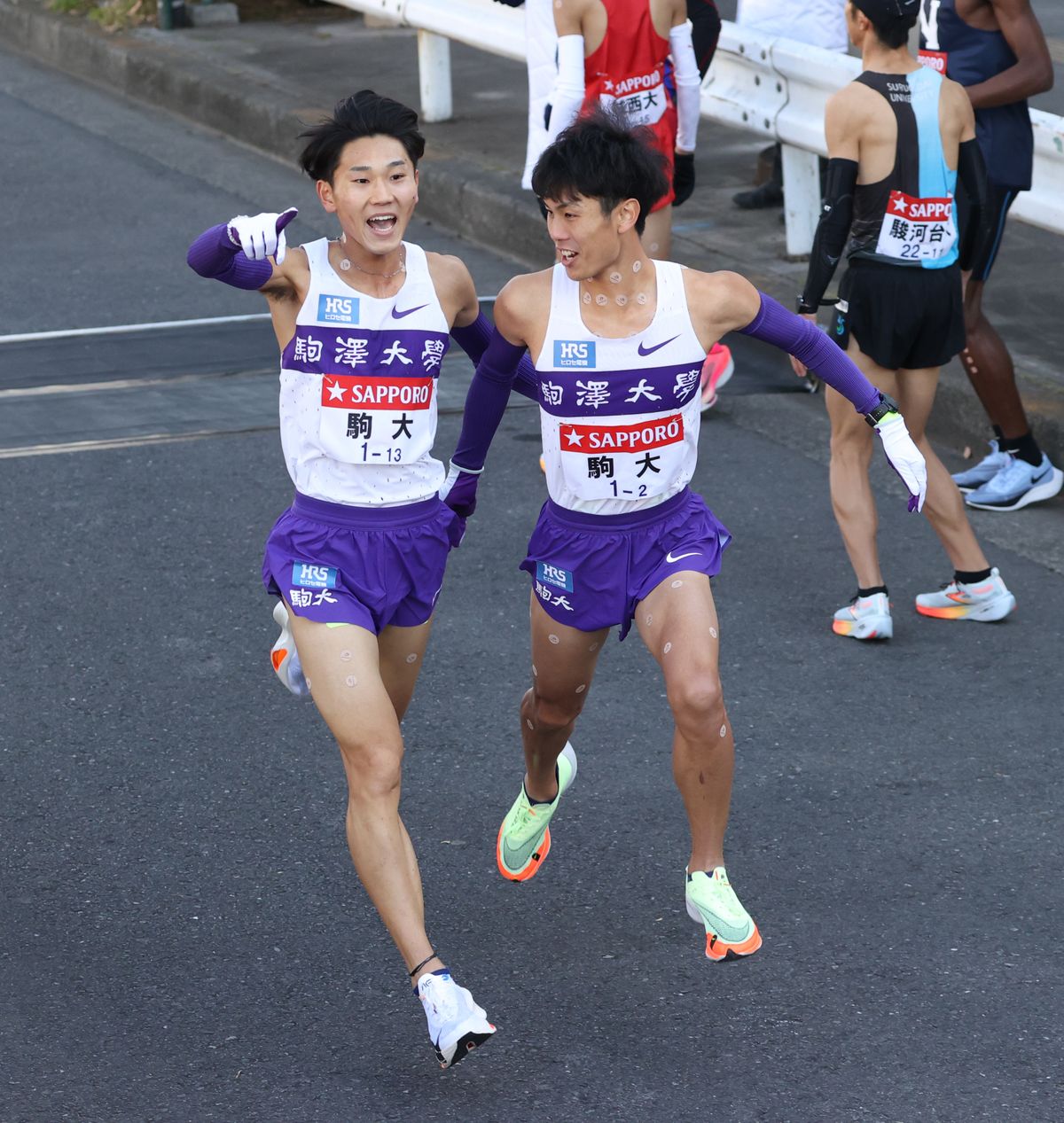 前回大会1区の篠原倖太朗選手は2区鈴木芽吹選手に先頭でタスキを渡す(写真：日刊スポーツ/アフロ)