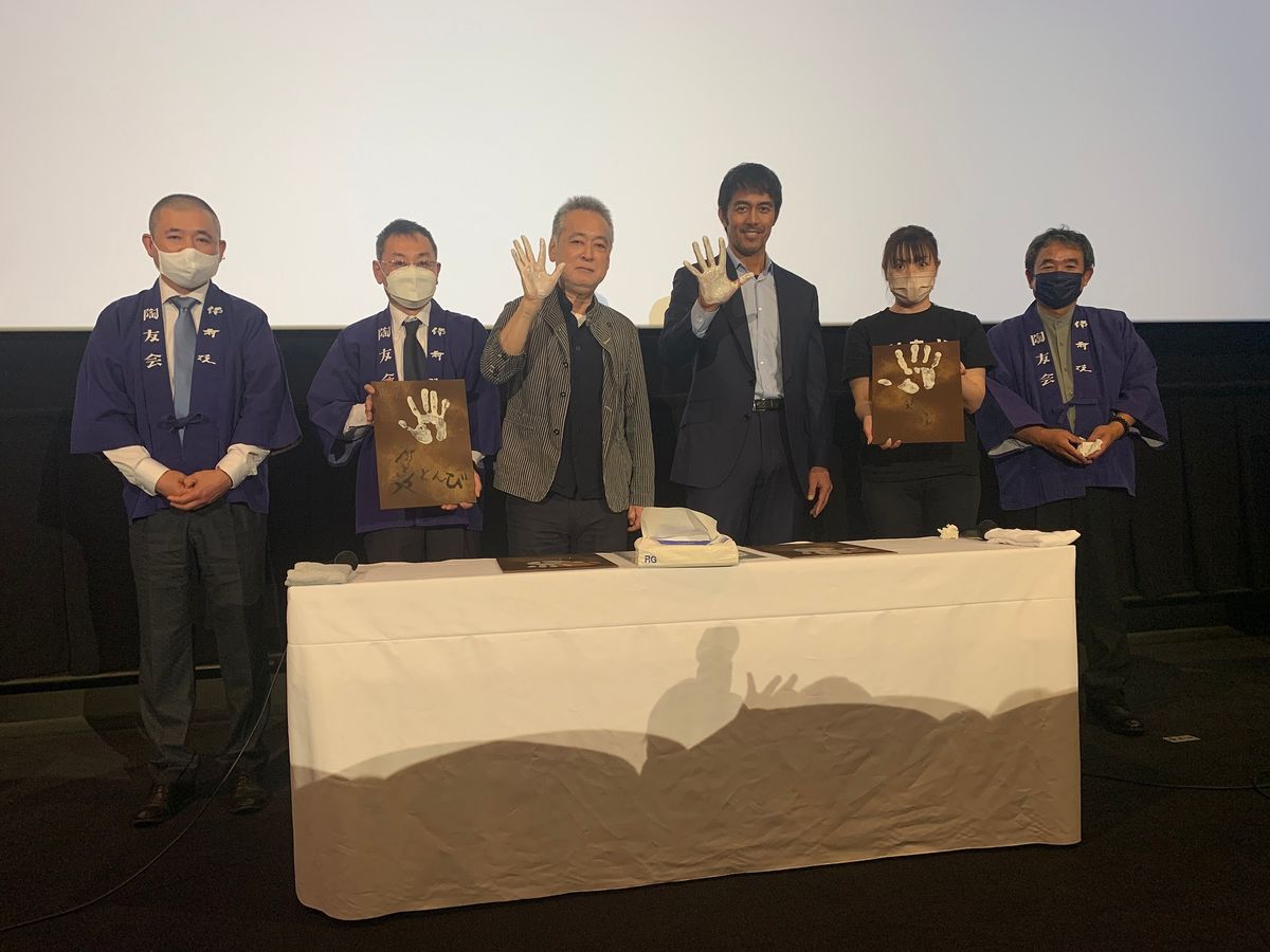 映画『とんび』の岡山凱旋舞台挨拶に登場した阿部寛さん(右から3番目)、瀬々敬久監督(左から3番目)