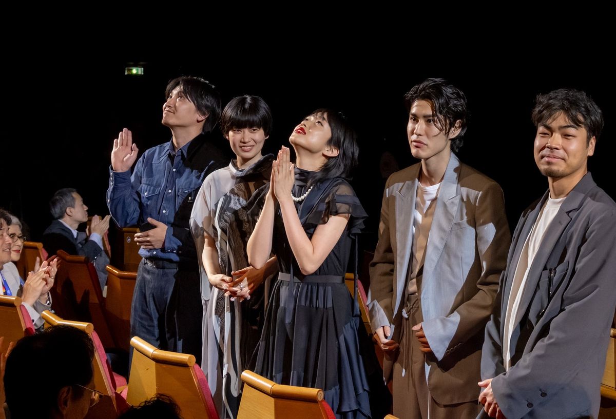 上映後、客席を見上げる河合優実さん（中央）　（c）Kazuko Wakayama