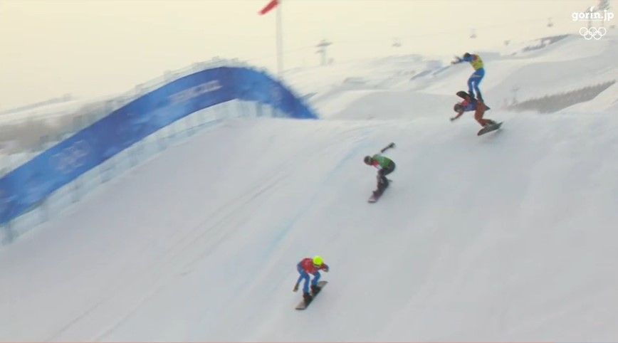 “クラッシュの瞬間”イタリア選手がカナダ選手の背中に着地　スノーボードクロス