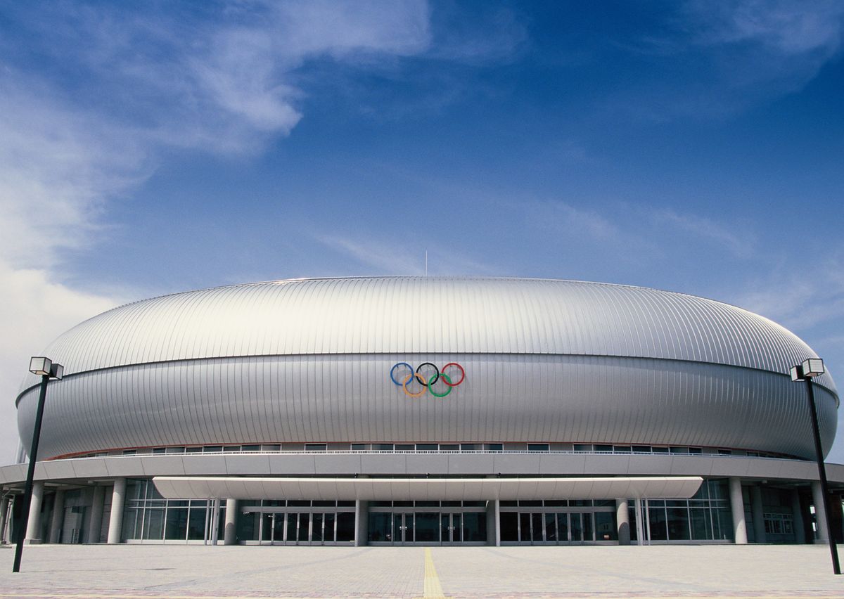 長野五輪（1998年）に合わせて開業した、屋内型競技場「ホワイトリング」（長野市）。

当時はスケートの会場として利用されました。

「青木紘二／アフロスポーツ」