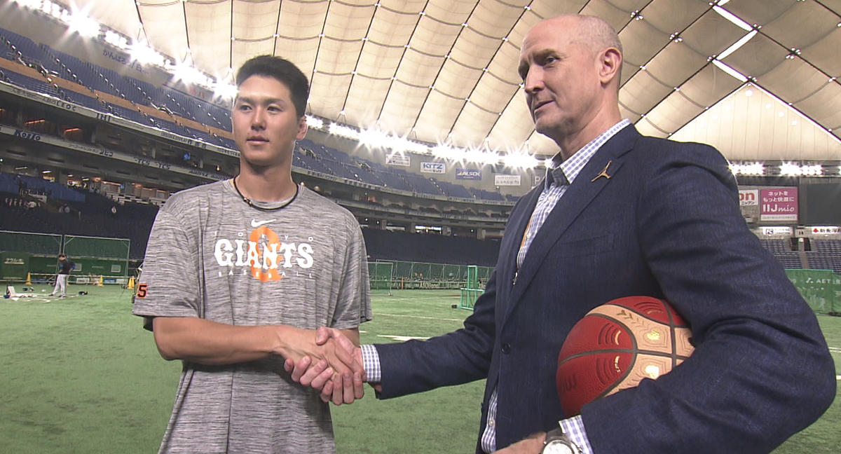 左：巨人・秋広優人選手、右：バスケットボール日本代表トム・ホーバスHC
