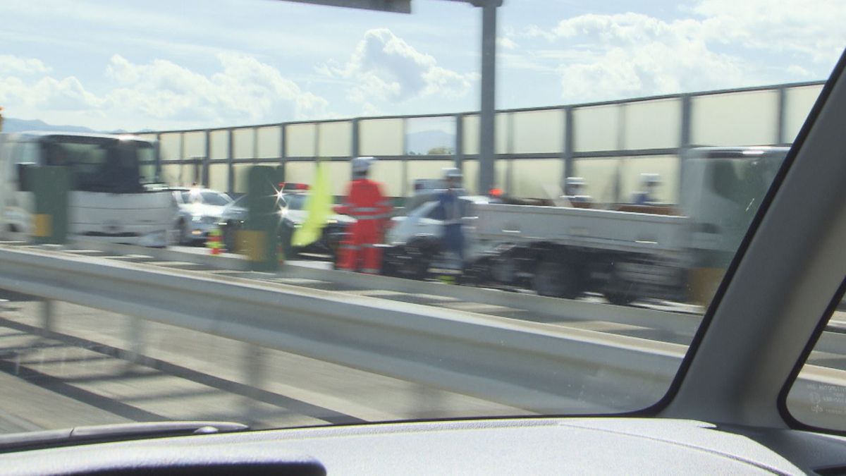 長野道で大型バイクとトラックなどあわせて４台絡む事故　３人が病院搬送　いずれも意識あり　下り線の塩尻北ICと松本IC間約３時間通行止め