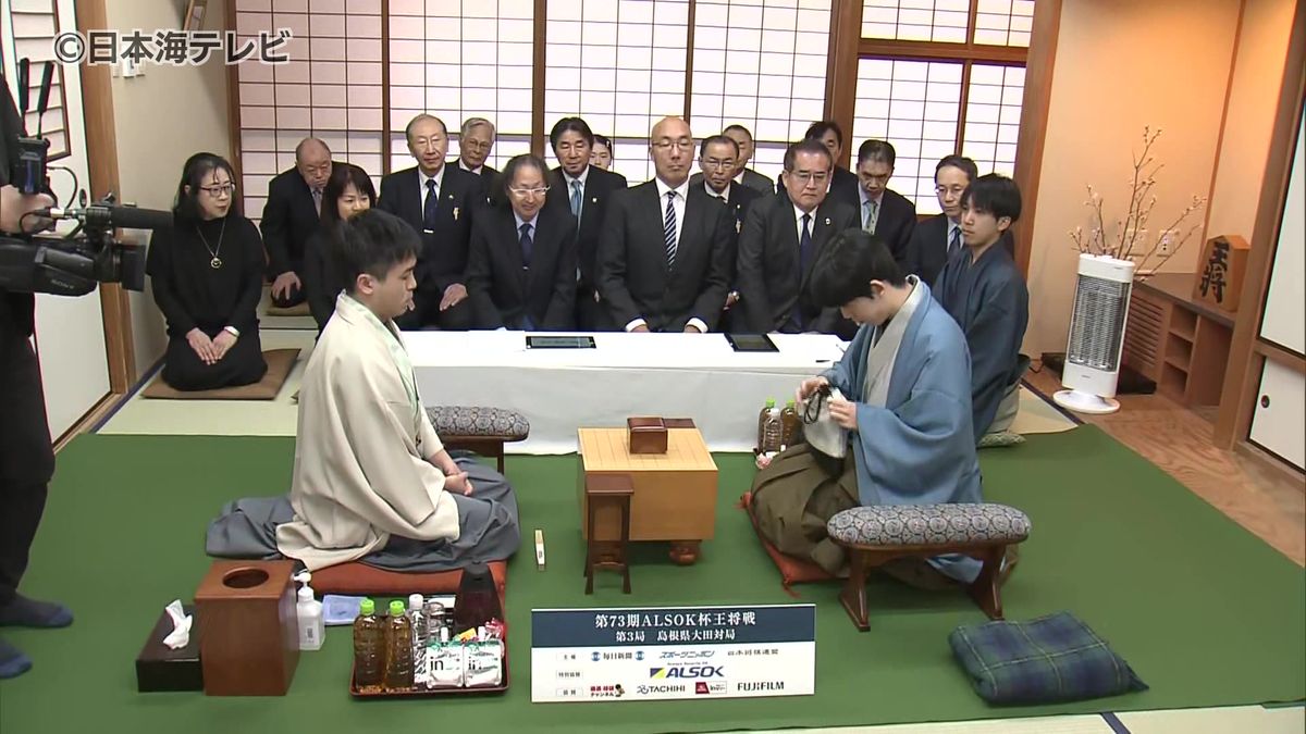 将棋・王将戦七番勝負の藤井聡太八冠と菅井竜也八段の第3局が島根県大田市で始まる