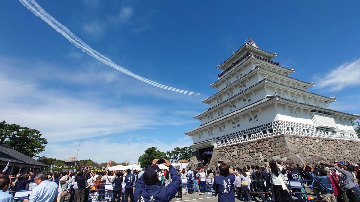 華麗なフライトに歓声「ブルーインパルス」展示飛行  島原城築城400年を記念《長崎》