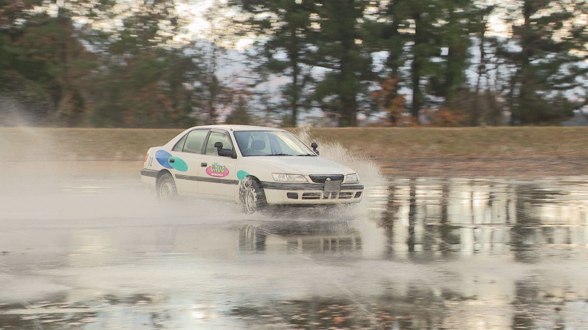 【雪道の運転注意】カーブの前で速度落として　記者が自動車学校でスリップを体験