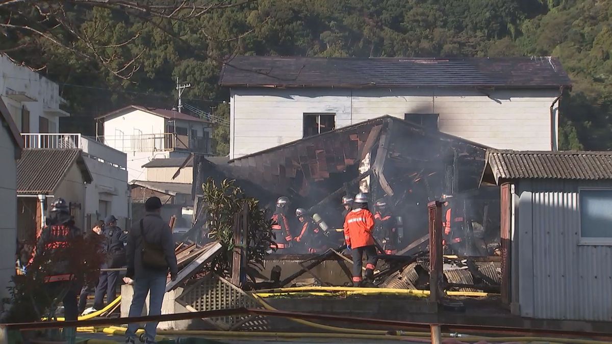 臼杵市の住宅兼倉庫1棟全焼　焼け跡から見つかった遺体は住人の90歳男性