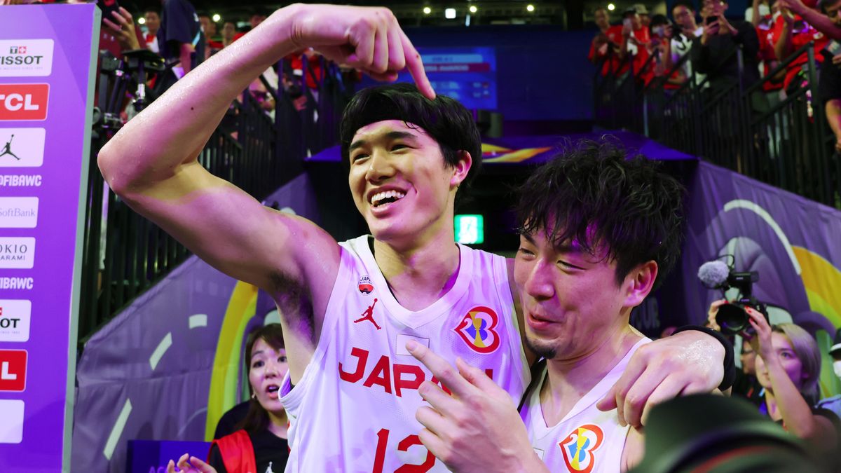 勝利の立役者となった比江島慎選手(右)をたたえる渡邊雄太選手(左)写真：YUTAKA/アフロスポーツ