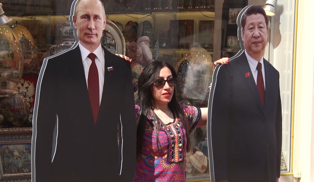 大人気！モスクワに立つ“プーチン大統領と習主席”　広大な中国式庭園も…「脱ロシア」のウラで広がる中国の“存在感”
