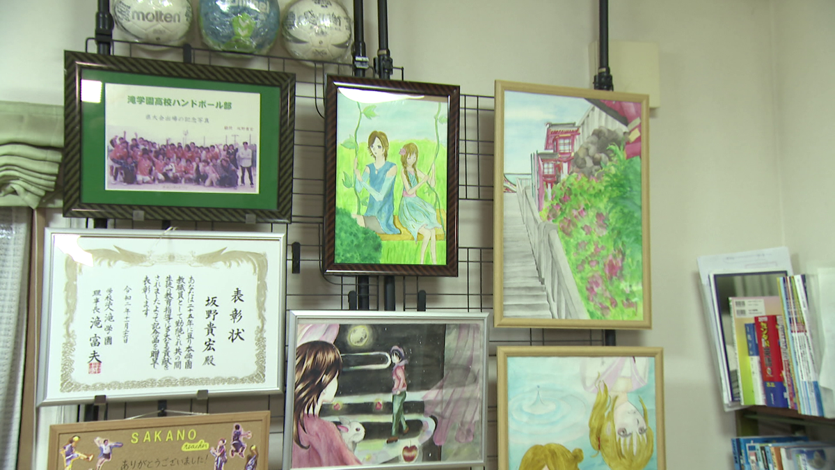 部屋には春香さんが描いた絵が飾られている。