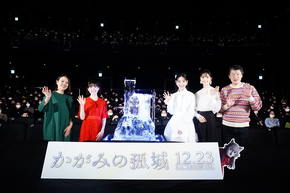 イベントに登壇した（左から）辻村深月さん、芦田愛菜さん、當真あみさん、宮﨑あおいさん、原 恵一監督