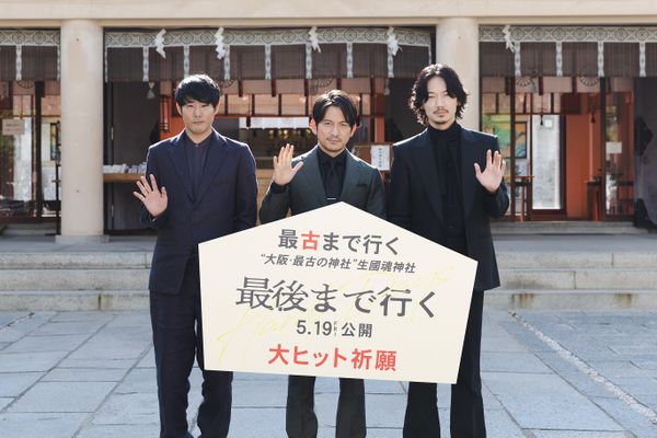 （左から）藤井道人監督、岡田准一さん、綾野剛さん　（C）2023 映画「最後まで行く」製作委員会
