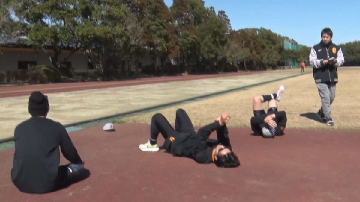 「もう無理」「今日ヤバい！」巨人投手陣がランメニューに悲鳴　快晴のトラックを走り抜くとフラフラで倒れこむ