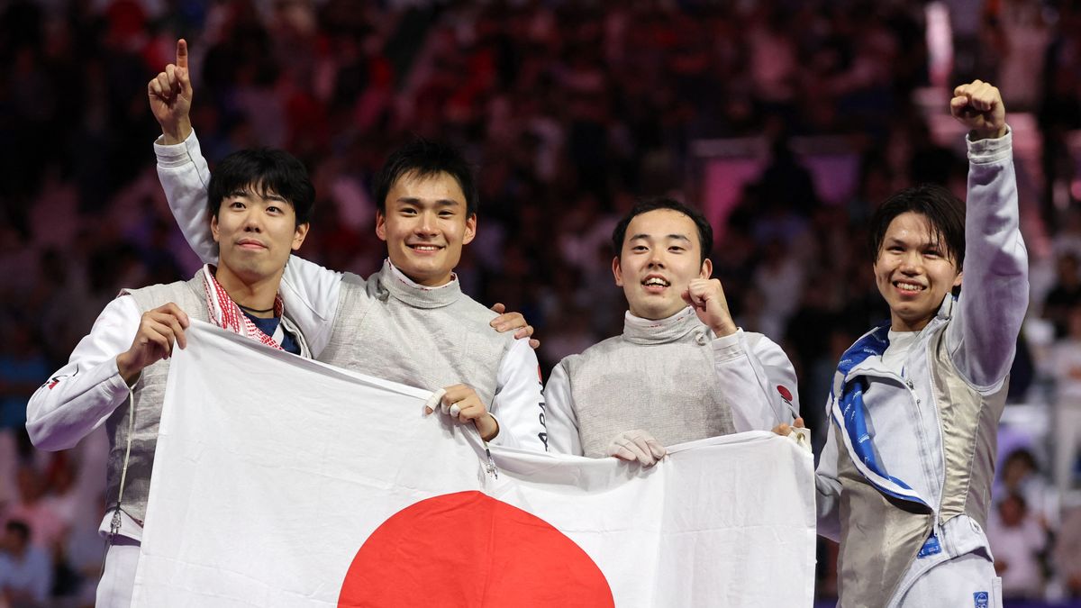 金メダルを獲得したフェンシング男子フルーレ団体日本代表(写真:ロイター/アフロ)