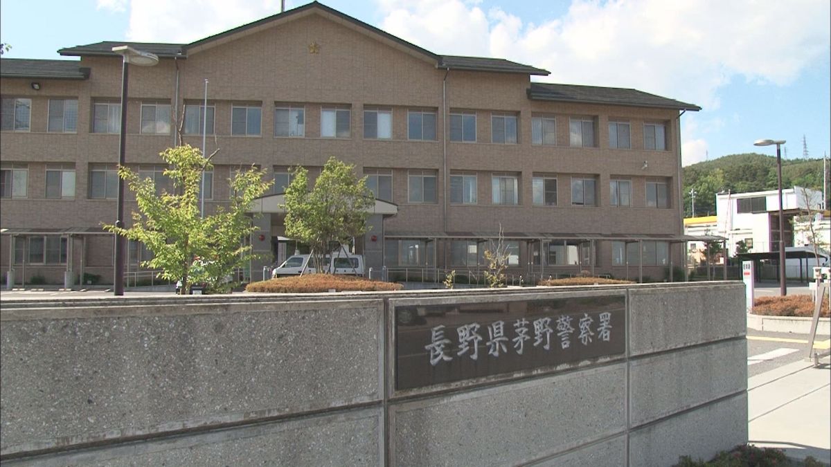 迷惑行為防止条例違反の疑いで青森市の２２歳無職の男を送検　茅野市内のアパートで玄関ドアポストにスマホ差し入れ女性の裸を盗撮【長野】