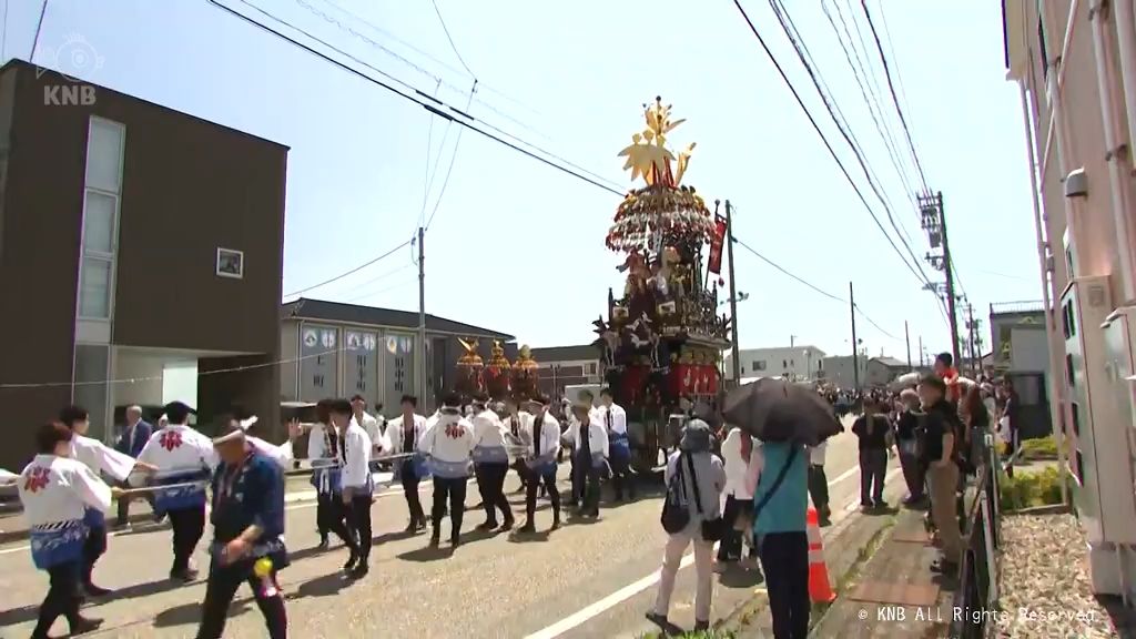 復興願い花山車「曳き回し」高岡・伏木曳山祭