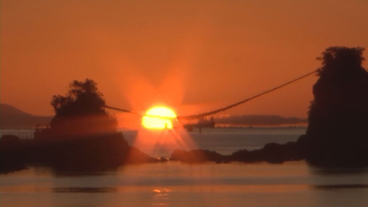 初日の出の名所・佐伯市の豊後二見ヶ浦　この時季だけの美しい朝日にたくさんのカメラマン　大分