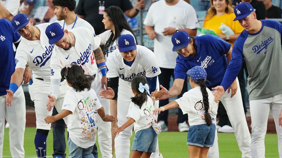 身長193センチの大谷翔平が子供たちに合わせるように腰を曲げて笑顔でタッチ　チャリティーイベントに参加