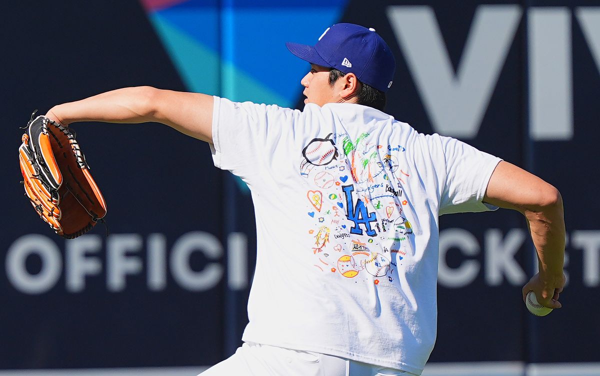 子供たちが製作したTシャツを着用して練習する大谷翔平選手(写真：日刊スポーツ/アフロ)