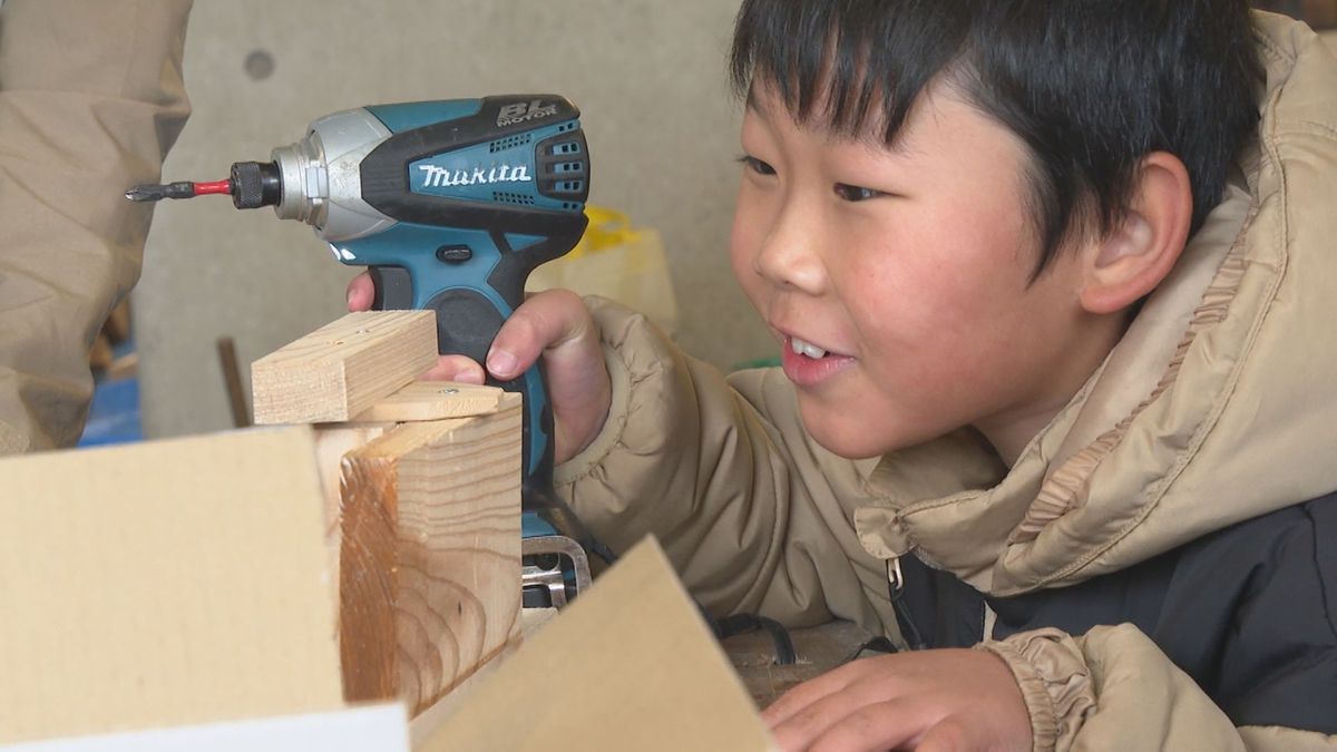 地元産のスギの廃材活用し木工教室　西川町の小学校　森林の役割など学ぶ