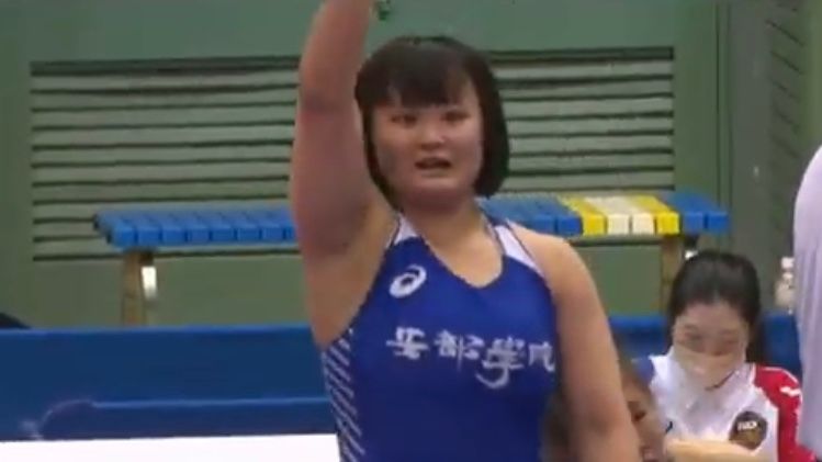 レスリング17歳の茂呂綾乃が女子76キロ級を制す 試合後のインタビューでも緊張「ちょっとやばいなって焦ってます」