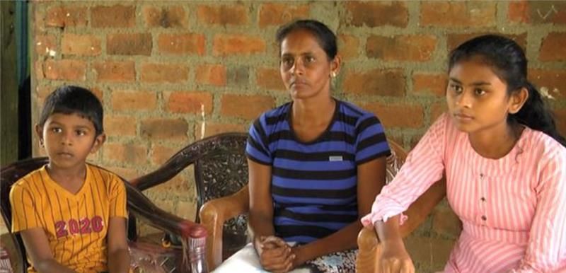 取材を受ける、スリランカの村で暮らす家族