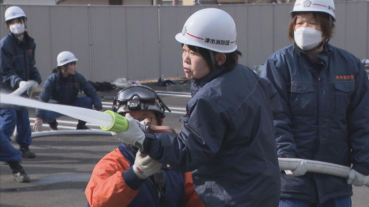 女性消防団員 災害時の人命救助消火活動の技術学ぶ訓練 三重・津市