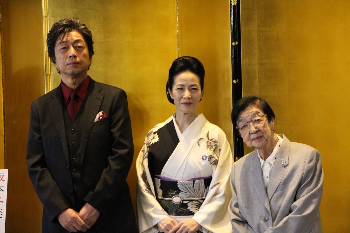 （左から）中村雅俊さん、坂本冬美さん、石井ふく子さん